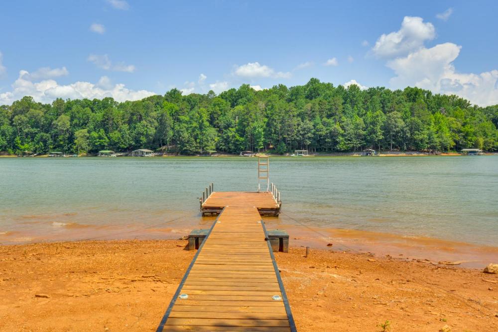 Pet-Friendly Lavonia Cabin, Walk to Lake Hartwell!